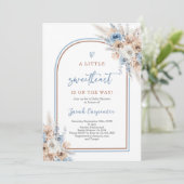 Invitation Un petit garçon de Baby shower bleu Dusty (Debout devant)