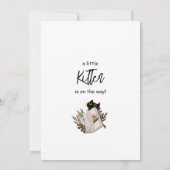 Invitation Un Petit Kitten Se Trouve Sur Le Chemin De Mignons (Dos)