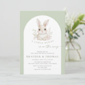 Invitation Un Petit Lapin Élégant Baby shower Vert Sage (Debout devant)