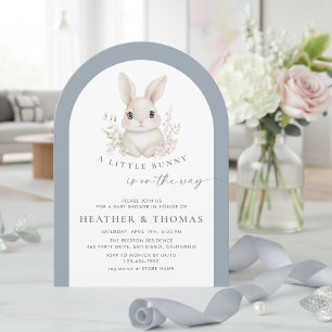 Invitation Un petit lapin élégant poussiéreux bleu arches pou