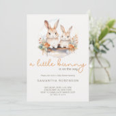 Invitation Un petit lapin est en chemin baby shower (Debout devant)