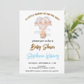 Invitation Un petit lapin est en chemin baby shower (Debout devant)