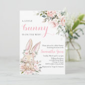 Invitation Un petit lapin est en chemin Baby shower (Debout devant)
