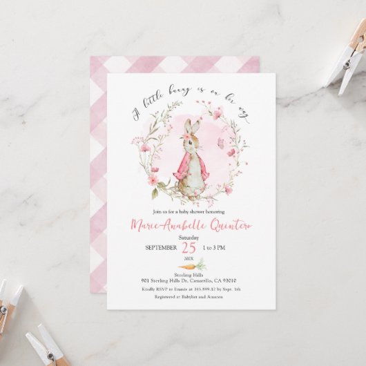 Invitation Un petit lapin est en chemin baby shower Invitatio (Devant/Arrière en situation)