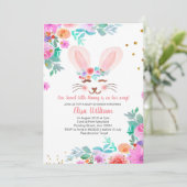 Invitation Un Petit Lapin Est En Route Pour Le Baby shower (Debout devant)