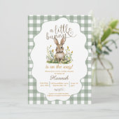 Invitation Un petit lapin est sur le chemin du baby shower de (Debout devant)