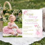 Invitation Un petit lapin fête son premier anniversaire, phot<br><div class="desc">Célébrez le premier anniversaire de votre petite fille avec cette invitation photo personnalisée « Some Bunny Is Turning One » (Un petit lapin fête son premier anniversaire). Avec son lapin aquarelle en robe rose tendre, ses accents floraux doux, son nœud délicat et son espace pour votre photo préférée, ce charmant...</div>