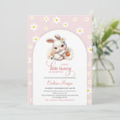 Invitation Un petit lapin mignon avec des pâquerettes rose pr (Debout devant)