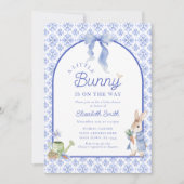 Invitation Un Petit Lapin Se Trouve Sur Le Chemin Du Baby sho (Devant)