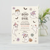 Invitation Un petit livre est presque dû Baby shower d'Hallow (Debout devant)