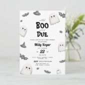 Invitation Un petit livre est presque dû Baby shower d'Hallow (Debout devant)