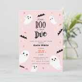 Invitation Un petit livre est presque dû Baby shower d'Hallow (Debout devant)