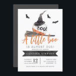 Invitation Un petit livre est presque dû Baby shower d'Hallow<br><div class="desc">Un casquette aux sorcières aquarelle et un citrouille blanc sucré vous feront aimer cette invitation baby shower halloween. "Un petit livre est presque dû" est écrit en lettres blanches. Ajoutez vos informations rsvp en bas. Le côté inverse de la carte est orange pour correspondre à l'avant.</div>