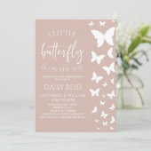 Invitation Un Petit Papillon Se Trouve Sur Le Chemin Du Baby (Debout devant)