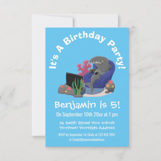 Invitation Un requin drôle en regardant la bande dessinée de  (Devant)