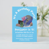 Invitation Un requin drôle en regardant la bande dessinée de  (Debout devant)