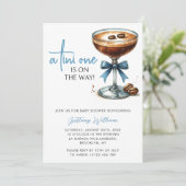 Invitation Un Tini Se Trouve Sur Le Chemin Du Baby shower Gar (Debout devant)