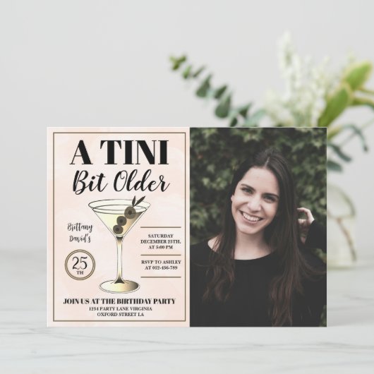 Invitation Un Tini Un Peu Plus Ancien Cocktail Moderne Photo  (Debout devant)