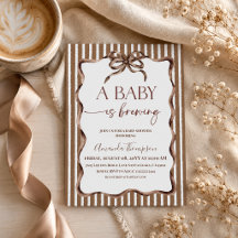 Une Baby est en train de préparer un café