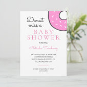 Invitation Une Belle Donut Rose Manque Un Baby shower (Debout devant)