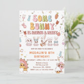Invitation Une fête d'anniversaire de Some Bunny Is Having A (Debout devant)