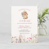Invitation Une fête de bébé Somebunny Special est en route (Debout devant)