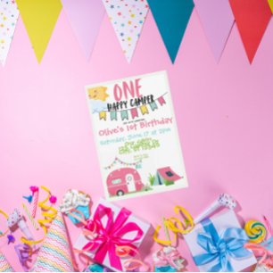 Invitation Une fille joyeuse campeuse anniversaire