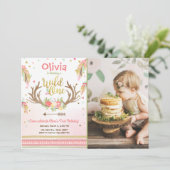 Invitation Une fille sauvage d'anniversaire d'invitation (Debout devant)