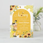 Invitation Une Petite Abeille De Miel Se Trouve Sur Le Chemin (Debout devant)