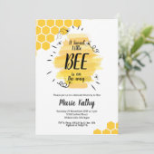 Invitation une petite abeille douce est sur le baby shower de (Debout devant)