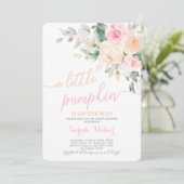 Invitation Une petite fille baby shower Citrouille (Debout devant)