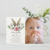 Invitation Une Petite Fille Florale De Lapin Rose 1er Anniver (Debout devant)