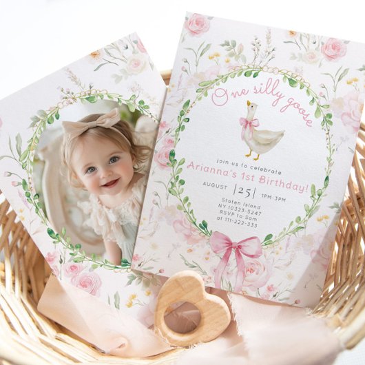 Invitation Une petite fille rose de l'oie sotte Photo 1er ann