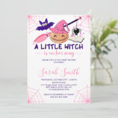 Invitation Une petite sorcière est en route pour Halloween Ba (Debout devant)