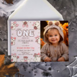 Invitation Une photo Éffrayante d'Halloween premier anniversa<br><div class="desc">Célébrez la première année de votre petit avec notre "One Éffrayant Retro Halloween First Birthday Photo Invitation." Dotée d'un délicieux thème rétro d'Halloween, cette invitation présente la photo de votre enfant dans un design amusant et d'inspiration vintage. Parfait pour donner le ton d'une fête de premier anniversaire mémorable et festive,...</div>