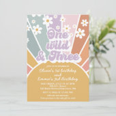 Invitation Une Sauvage et trois Retro Sunshine Rainbow Daisy (Debout devant)