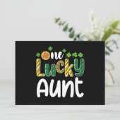 Invitation Une tante chanceuse qui correspond à la famille St (Debout devant)