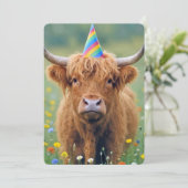 Invitation Vache des Highlands d'anniversaire avec chapeau de (Debout devant)
