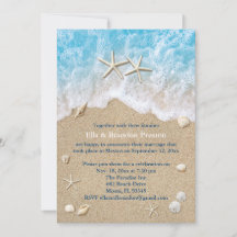 Vagues bleues de la plage et étoiles de mer après