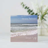 Invitation Vagues se brisant sur la plage de sable (Debout devant)