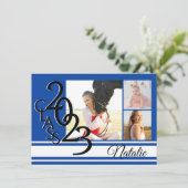 Invitation Varsity Blue 2023 Graduation Tri Photo (Debout devant)