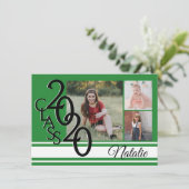 Invitation Varsity Green 2020 Graduation Tri Photo (Debout devant)