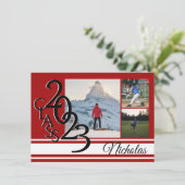 Invitation Varsity Red 2023 Graduation Tri Photo (Debout devant)
