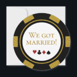 Invitation Vegas Mariage Elopement annonce Gold Poker Chip<br><div class="desc">Éblouissez vos amis et votre famille en leur envoyant ces annonces d'elopement de mariage de jetons or,  noir et blanc et/ou des invitations de fête. Ils attendent avec impatience de se joindre à vous à cette fête de réception inoubliable !</div>