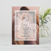 Invitation Vellum blanc transparent Initiales Mariage Photo (Debout devant)