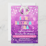 Invitation Ventilateur De Musique Dans Mon Anniversaire Invit<br><div class="desc">Rétro violet dans mon invitation de fête d'anniversaire de l'époque de mon anniversaire. Invitation de fête idéal pour les mélomanes et les soirées karaoké. Joli style preppy invitation de fête d'anniversaire pour les filles qui aiment la musique et le glam.</div>