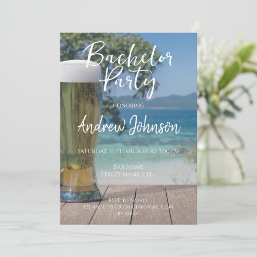 Invitation Verre de bière blonde sur la plage (Debout devant)