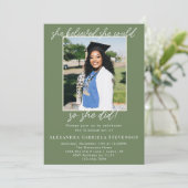 Invitation Vert olive Simple 2 Script Photo Graduation (Debout devant)