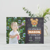 Invitation verte d'anniversaire d'ours avec la (Debout devant)