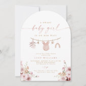 Invitation Vêtements de bébé fille arqués sur une corde à lin (Devant)